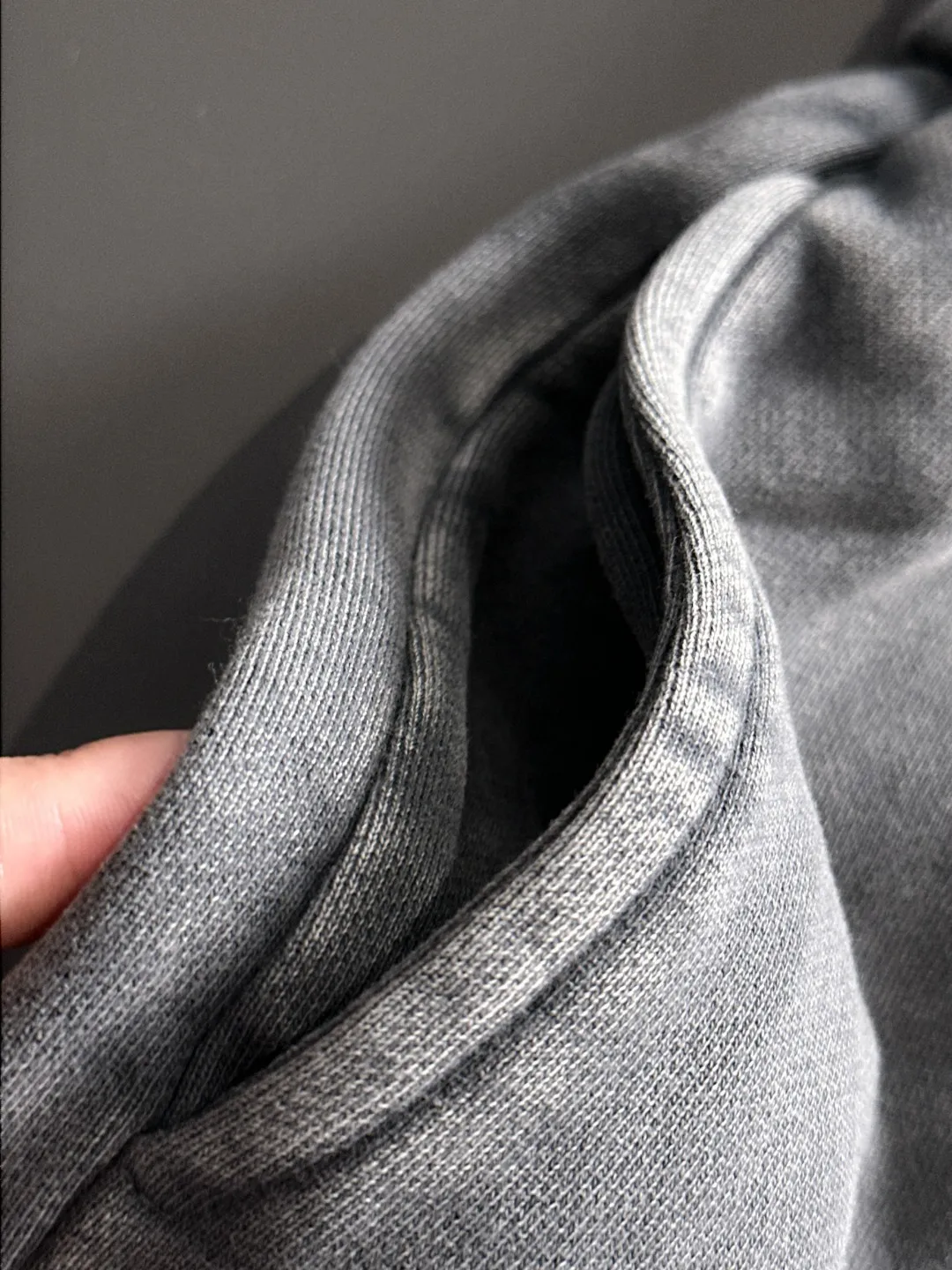 Next day shipment P360 Stone lsland/Stone Island Exclusively launches 25ss autumn and winter new high-quality trousers. Compare real-life details at will. Craftsmanship that ordinary small workshops cannot copy. Top-level ZP development. Unique imported fabric feel. Purely imported German machine production. Precision operation. Ten thousand needle density. A pair of trousers with rich details. You can see the development strength. A full set of new accessories are customized simultaneously. Simple yet elegant. Soft, delicate and comfortable. The upper body is versatile and fashionable. A perfect choice for autumn and winter. A must-have item. Loose fit. Please refer to the size chart when placing an order: S to XXL (or state your height and weight when placing an order)